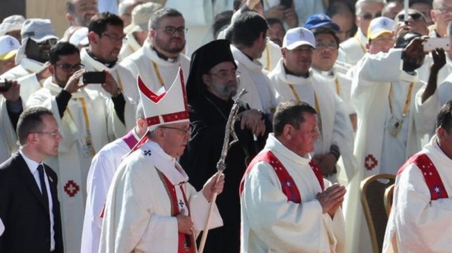 Ante de miles de personas, El papa agradeció poder haber visitado la Araucanía, alabó su belleza y saludó. 