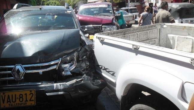 Una Toyota burbuja a la que se le atascó el acelerador, resultó chocando tres vehículos de Barrancas.
