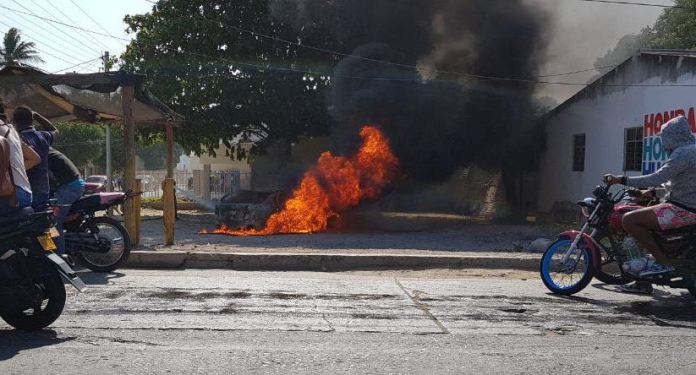 En la colisión Los habitantes del sector se mostraron sorprendidos por la decisión del conductor del vehículo de incinerar el automóvil.