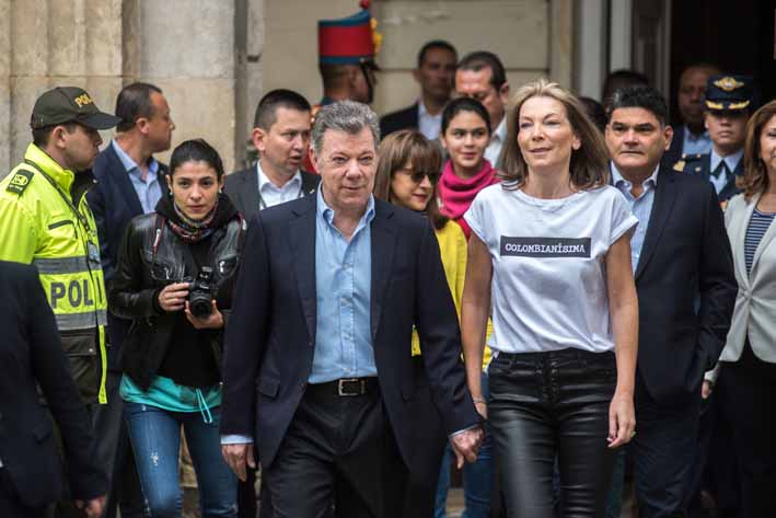 El presidente de Colombia, Juan Manuel Santos, designó ayer a dos ministros y a su secretario general, como integrantes del equipo de transición con el gobierno del presidente electo, Iván Duque.