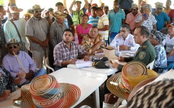 Instante del encuentro entre autoridades tradicionales Wayúu y autoridades civiles y miembros de la Policía Nacional.