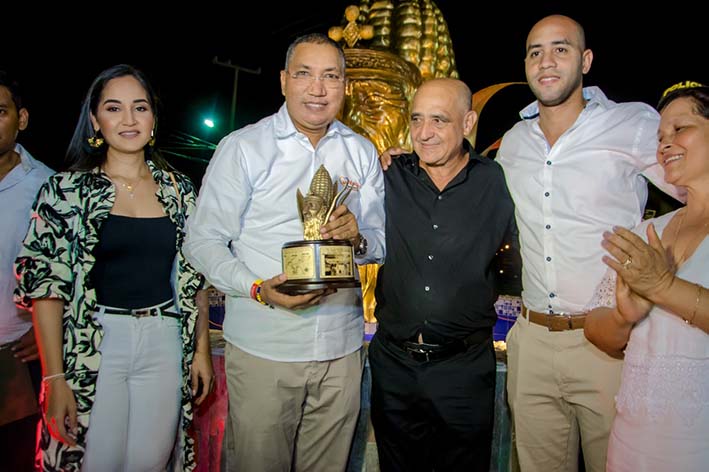 El alcalde de Maicao, José Carlos Molina Becerra, recibió la réplica del monumento de manos del reconocido escultor Alfredo Tatis Benzo, quien fue el responsable de la obra.