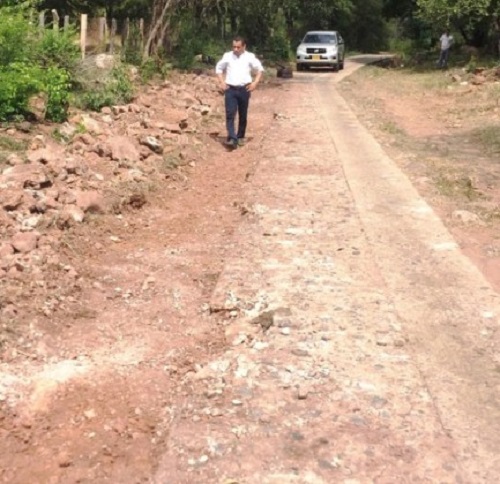 El alcalde de La Jagua del Pilar José Amiro Morón Núñez, inspeccionó el tramo que debían intervenir para que la obra beneficie a la comunidad que hoy está gobernando.