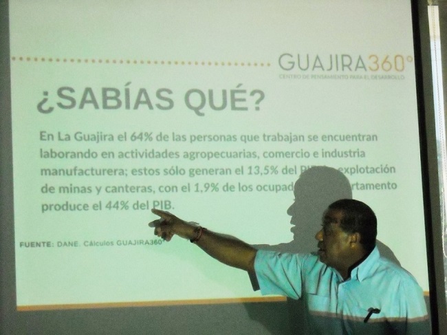Cesar Arismendi Morales, director del Centro de Estudio Guajira 360° le explicaba a los comunicadores.