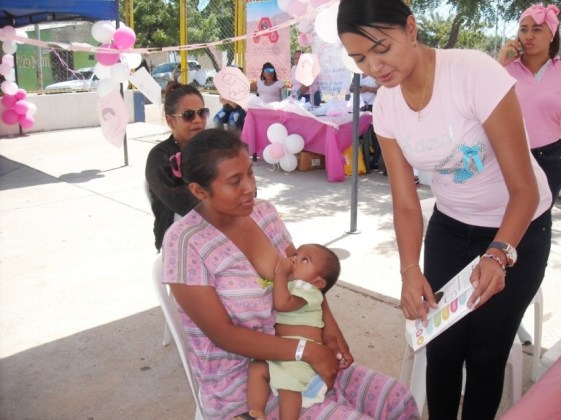 Las madres se sumaron a la actividad en compañía de sus niños, para escuchar las charlas sobre las técnicas para amamantar.