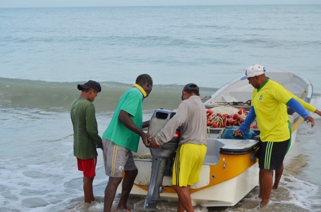 Los pescadores preparan la lancha para que no les falte nada y poder realizar bien su faena de pesca.