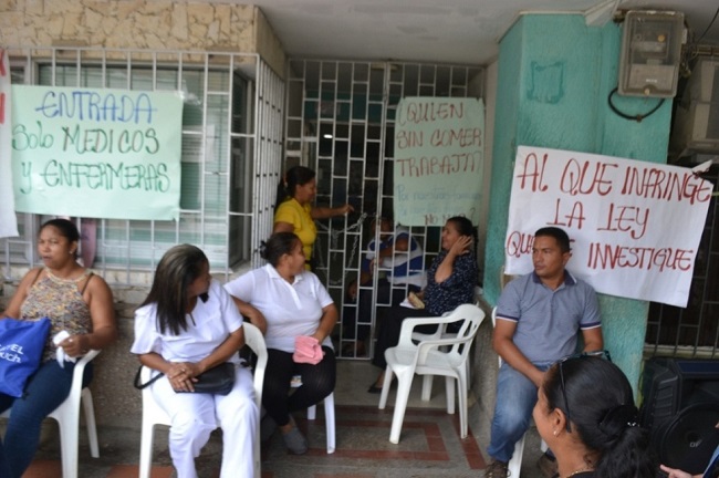 Aspecto de la protesta que realizan ex funcionarios de la clínica Riohacha porque los declararon insubsistente sin haberles cancelado.