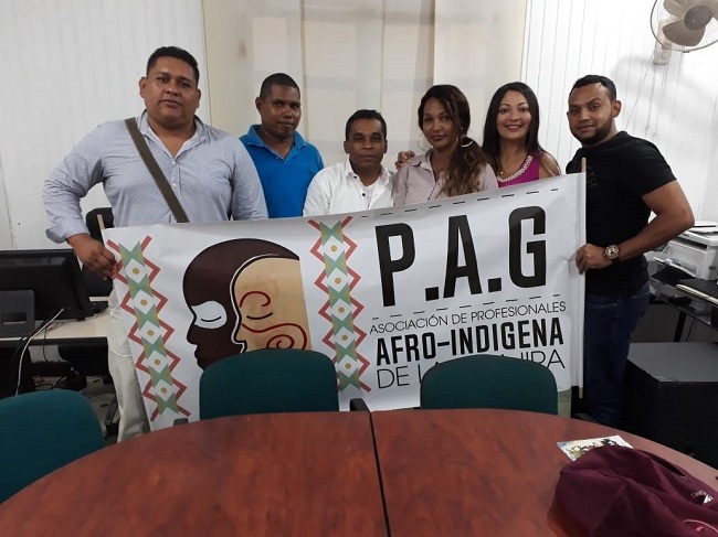 Los miembros de la asociación PAG momentos después de haber entregado el documento al alcalde de Riohacha, Yondilver Maestre Fuentes.