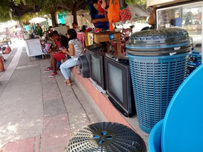En estos espacios públicos se exhiben al aire libre y a la vista de los transeúntes, televisores, equipos de sonidos, computadores, hornos microondas, turbinas, anafes, cortadoras, trompos, esmeriles, guadañadoras, camas, colchones, espejos, escaleras y otros aparatos electrodomésticos, mercancías usadas y dudosa procedencia en el parque de los Varados en Barrancas.