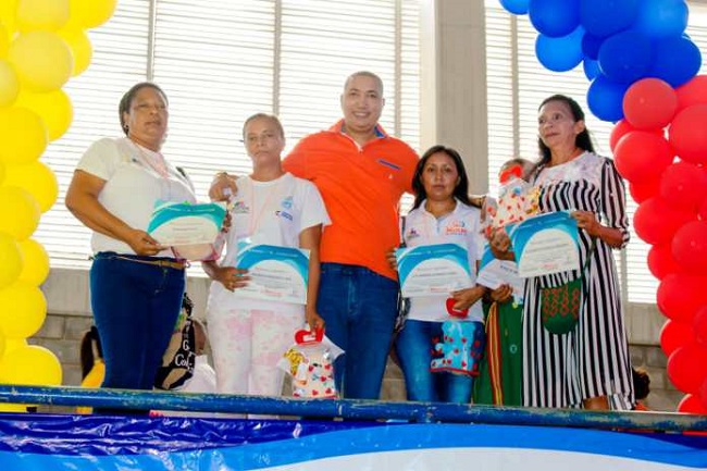 El alcalde de Maicao José Carlos Molina Becerra, con algunas de las nuevas Madres Lideres, del Programa Más Familias en Acción que asumen el periodo 2018- 2020.