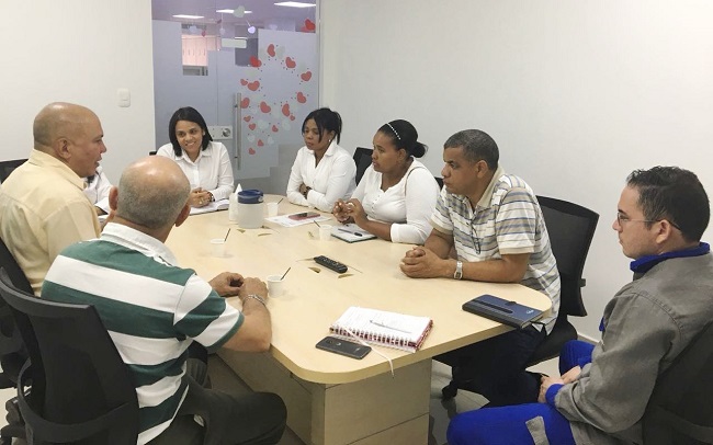 Aspecto de la reunión que sostuvieron líderes del barrio Bocagrande y la gerente de Electricaribe en La Guajira.