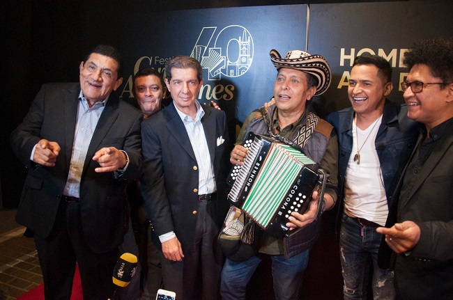 Este miércoles 19 de septiembre será en Barranquilla. Un emotivo lanzamiento con las más bellas letras del folclor vallenato engalanadas en las voces de Jorge Celedón, Poncho Zuleta, Orlando Acosta y las notas de Egidio Cuadrado, Orangel 'El Pangue' Maestre y los reyes del Cuna de Acordeones se realizó el lanzamiento de la edición 40 del Festival Cuna de Acordeones. Con el primer acto oficial, presidido por José Félix Lafaurie Rivera, comienzan los preparativos para el evento que se realizará en Villanueva, el municipio de La Guajira, que ha visto nacer a las más importantes dinastías y exponentes del folclor vallenato. El evento que se desarrolló en el norte de Bogotá, contó con la presencia de cerca de trescientas personas entre los que se encontraban políticos, empresarios, medios de comunicación e invitados especiales. Confirmando la asistencia a los distintos eventos musicales, culturales y académicos que se desarrollarán en Villanueva. El Festival Cuna de Acordeones en su edición 40°, será un homenaje a La Provincia, especialmente al acordeonero y rey vallenato Egidio Cuadrado y al bajista y productor Luis Angel Pastor 'El Papa', ambos nacidos en Villanueva e integrantes de la agrupación de Carlos Vives. Al evento asistieron los máximos exponentes del folclor vallenato de La Guajira y el Cesar, dirigentes y políticos nacionales, empresarios y medios de comunicación. Este evento folclórico se desarrollará los días 11, 12, 13 y 14 de octubre de 2018. Este miércoles 19 de septiembre será en Barranquilla. Un emotivo lanzamiento con las más bellas letras del folclor vallenato engalanadas en las voces de Jorge Celedón, Poncho Zuleta, Orlando Acosta y las notas de Egidio Cuadrado, Orangel 'El Pangue' Maestre y los reyes del Cuna de Acordeones se realizó el lanzamiento de la edición 40 del Festival Cuna de Acordeones. Con el primer acto oficial, presidido por José Félix Lafaurie Rivera, comienzan los preparativos para el evento que se realizará en Villanueva, el municipio de La Guajira, que ha visto nacer a las más importantes dinastías y exponentes del folclor vallenato. El evento que se desarrolló en el norte de Bogotá, contó con la presencia de cerca de trescientas personas entre los que se encontraban políticos, empresarios, medios de comunicación e invitados especiales. Confirmando la asistencia a los distintos eventos musicales, culturales y académicos que se desarrollarán en Villanueva. El Festival Cuna de Acordeones en su edición 40°, será un homenaje a La Provincia, especialmente al acordeonero y rey vallenato Egidio Cuadrado y al bajista y productor Luis Angel Pastor 'El Papa', ambos nacidos en Villanueva e integrantes de la agrupación de Carlos Vives. Al evento asistieron los máximos exponentes del folclor vallenato de La Guajira y el Cesar, dirigentes y políticos nacionales, empresarios y medios de comunicación. Este evento folclórico se desarrollará los días 11, 12, 13 y 14 de octubre de 2018.