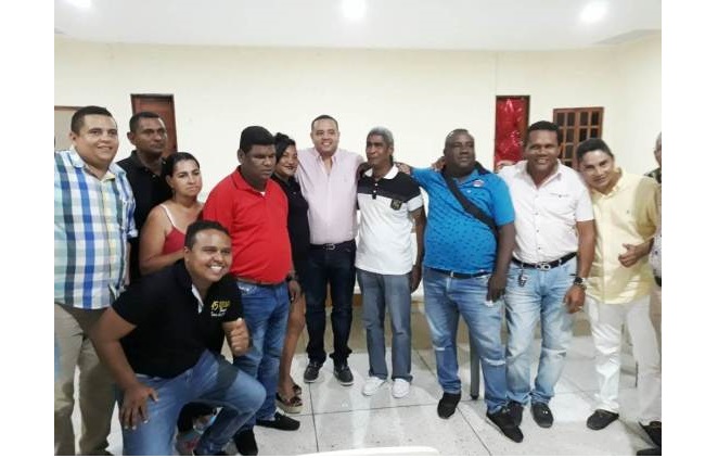 El alcalde Misael Velásquez Granadillo con los ganadores del festival del Retorno que se realizó en Fonseca.