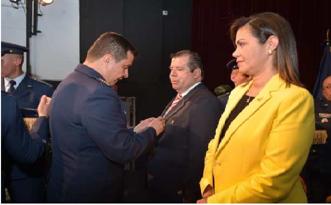 Instantes cuando Nelson Alvarado, coordinador del Programa de Principios Voluntarios en Seguridad y Derechos Humanos de Cerrejón, fue galardonado. Foto cortesía Víctor Manuel Holguín MinDefensa.