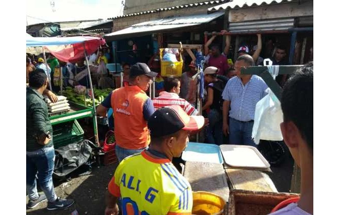 Los operativos continúan para seguir controlando la situación del espacio público en Maicao. En la imagen el secretario de Gobierno Aldemiro Santo Choles Quintero, cuando dialogaba con los venezolanos.