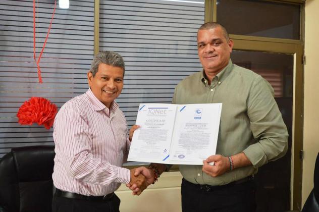 Momento en que hacen entrega al rector de la Universidad de La Guajira Carlos Arturo Robles Julio, la certificación de Icontex.