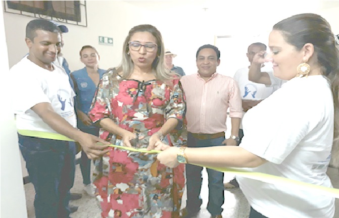 La entrega oficial estuvo a cargo de la Secretaria de Asunto Indígenas, Sandra Morales Hernández, quien fue como gobernadora encargada, en compañía del Director de Participación Comunitaria, Tito Bustamante.