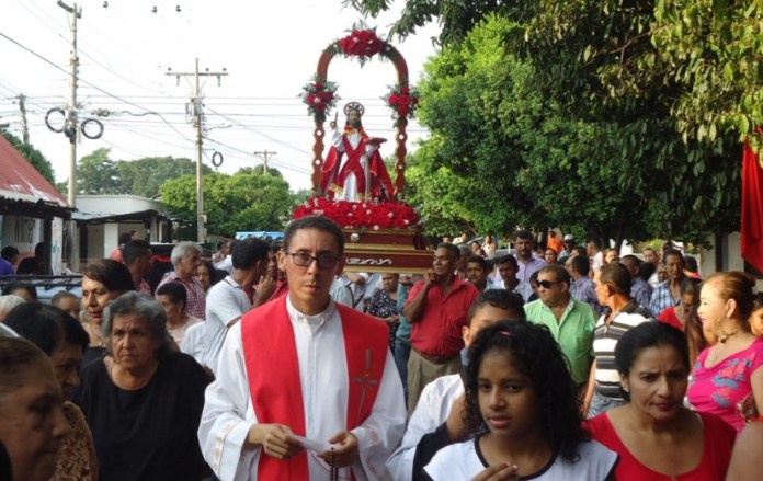El cura párroco: Jorge Luis Cujia Ariza, quien además invita a los fieles a asistir a la Eucaristía.