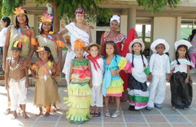 Los niños vistieron hermosos vestidos representativos de las regiones del país. 