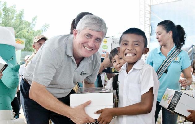Reinaldo Vargas, gerente del Fondo de Empleados del Cerrejón, haciendo entrega de Donación de mercados en Uribia.