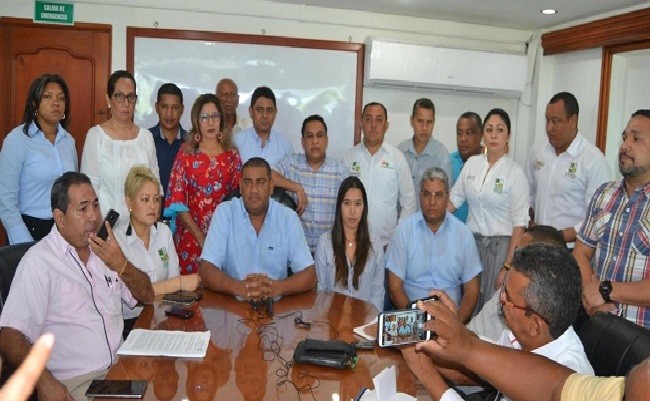 Aspecto de la rueda de prensa que ofreció el gobernador encargado del Departamento de La Guajira, Wilson Rojas Vanegas, acompañado de su gabinete.