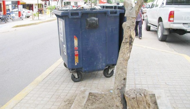 Estas cajas de plásticas que utiliza Interaseo para depositar la basura en Riohacha, se ha convertido en un problema para los peatones y propietarios de vehículos.