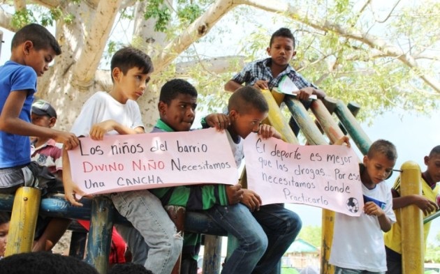 Los niños muestran carteles en los que reflejan algunas necesidades en los barrios del Distrito. 