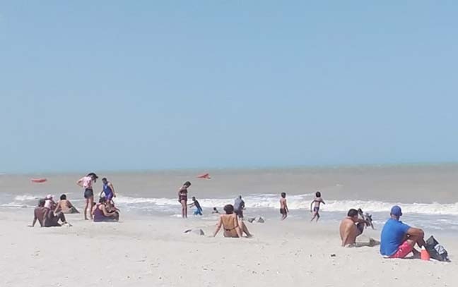 En la playa de Riohacha se observó la presencia turistas nacionales.