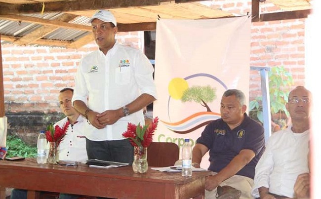 Aspecto de la reunión que lideró el director de Corpoguajira Luis Manuel Medina Toro, en la rehabilitación de la serranía del Perijá.