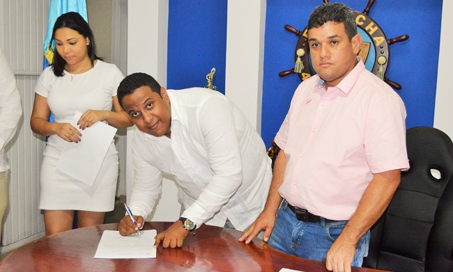 Firmando ante el alcalde Juan Carlos Suaza aparece su posesión Ronal Favian Gómez García, secretario de Gobierno, un hombre que se le conoce como de trabajo.