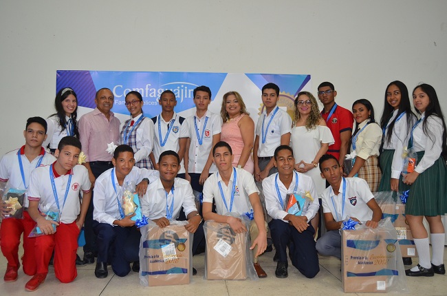 Los estudiantes merecedores a los premios que entregó Confaguajira a los 100 estudiantes.
