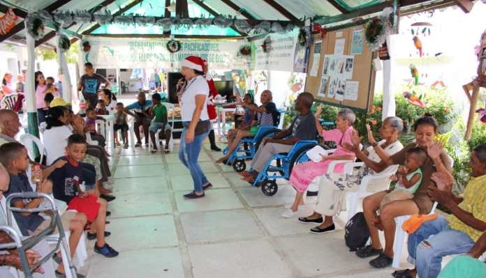 Los abuelos de la Fundación Casa del Abuelo recibieron la visita de la gestora social Marisol García Pimienta quien llevó atención a esta población