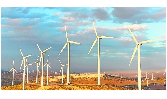 Energía eólica: Transforma la energía cinética del viento en electricidad.