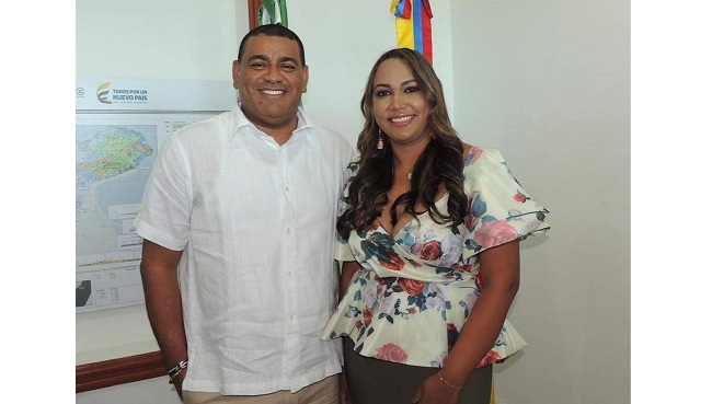 Texeira Tatiana Aguilar Peralta, junto al gobernador de La Guajira, Wilson Rojas  Vanegas.