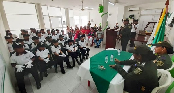 35 niños, niñas y adolescentes se graduaron dentro del programa cívico infantil y juvenil en Maicao promovido la Policía Nacional.