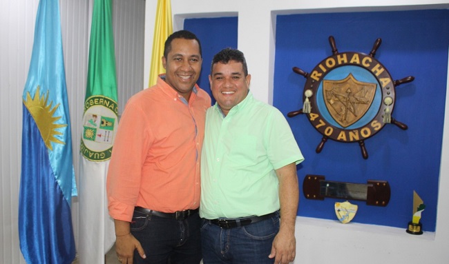 Juan Carlos Suaza Movil, alcalde saliente y José Ramire Bermúdez, alcalde electo.
