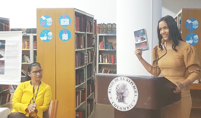 La joven escritora realizó en lanzamiento de su primera obra en la biblioteca en Riohacha.