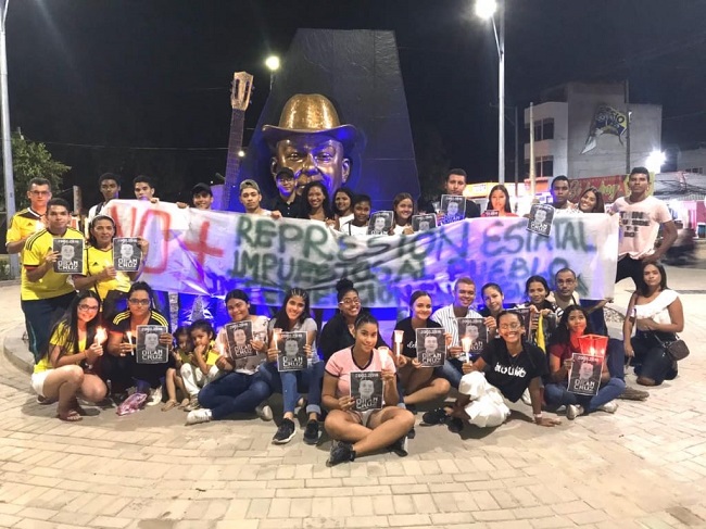 Los estudiantes del municipio de Fonseca, realizaron el velatón, como homenaje póstumo a Dilan Cruz. 
