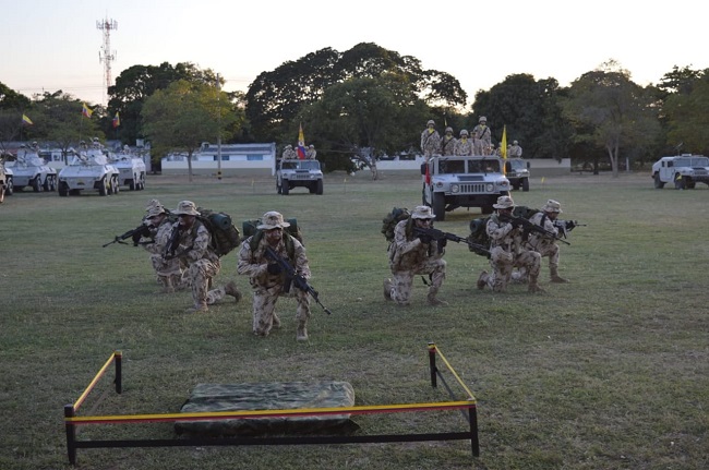 La ceremonia del cambio de mando contó con una demostración tactica de los hombres del segundo batallón mecanizado con sede en La Guajira.