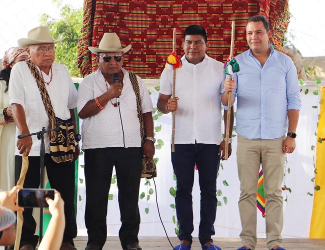 Instantes cuando los dos altos funcionarios públicos, reciben el bastón de mando, de parte de las Autoridades indígenas de Puerto Estrella.