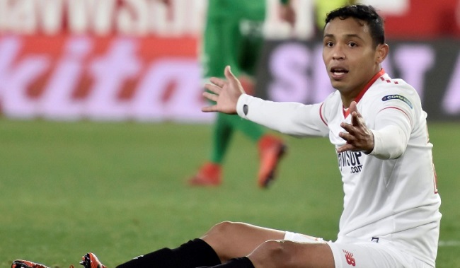 El Sevilla, equipo del colombiano Luis Fernando Muriel, en condición de local venció 1-0 al Girona de los también colombianos Johan Mojica y Bernardo Espinosa. Muriel sufrió en el minuto 64 una molestia en la pierna izquierda que le imposibilitó seguir en el encuentro, razón por la cual fue sustituido por Ben Yedder; entretanto, Mojica jugó 78 minutos y Bernardo Espinosa participó todo el encuentro. El Sevilla, equipo del colombiano Luis Fernando Muriel, en condición de local venció 1-0 al Girona de los también colombianos Johan Mojica y Bernardo Espinosa. Muriel sufrió en el minuto 64 una molestia en la pierna izquierda que le imposibilitó seguir en el encuentro, razón por la cual fue sustituido por Ben Yedder; entretanto, Mojica jugó 78 minutos y Bernardo Espinosa participó todo el encuentro.