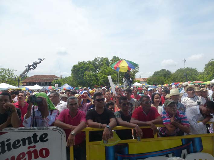 En estos dos últimos días mejoró notablemente la asistencia a los sitios donde se realizan las competencias del festival vallenato. Ayer viernes la Plaza Alfonso López estuvo a reventar. Muchos turistas disfrutando de la versión XLIX de este magno evento.