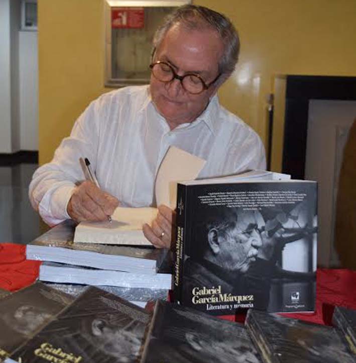 Rey Sining firmando los libros para los adeptos a la lectura de las obras de García Márquez.