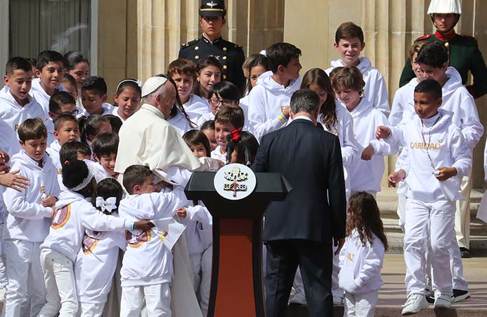 Con un efusivo saludo por parte de los niños fue recibido el Santo Padre a su llegada a la Casa de Nariño antes de su discurso.