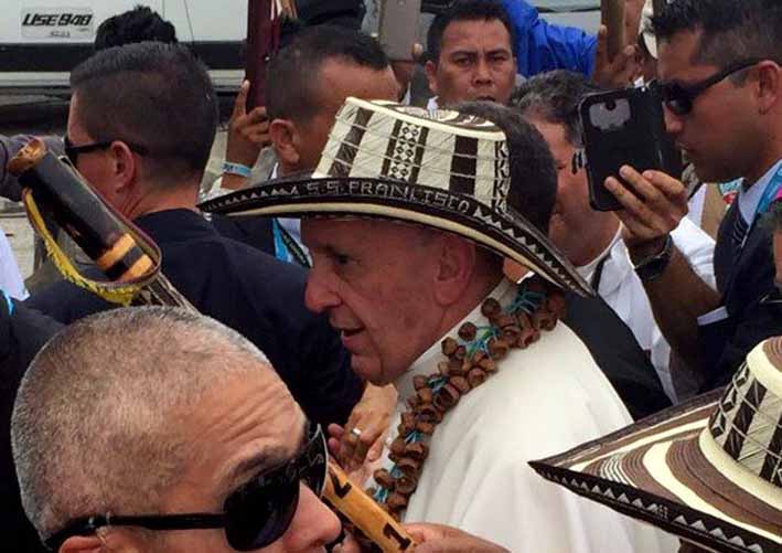 El papa Francisco usando el tradicional sombrero "vueltiao" durante su visita a la ciudad de Villavicencio.