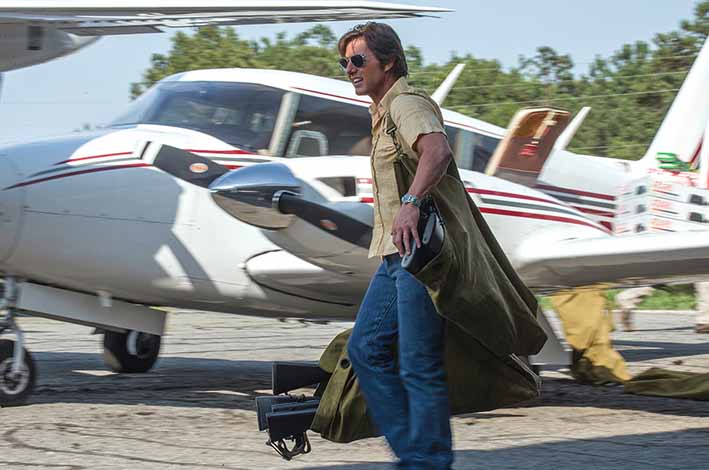 Basada en una historia real, el piloto Barry Seal (Tom Cruise), que transporta cocaína de Colombia a Estados Unidos, es reclutado por la CIA para realizar una operación encubierta.