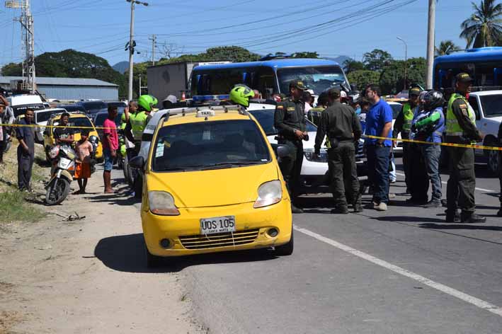El taxi luego del homicidio de Quintana, quedó a un lado de la Troncal vía a Gaira.