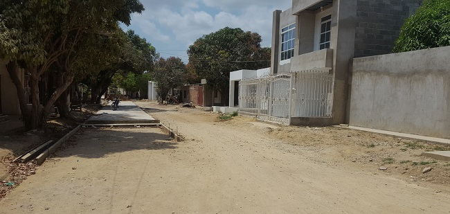 Los trabajos de pavimentación inconclusos  se observan en el barrio Cooperativo de Riohacha.
