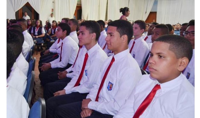 Los estudiantes del colegio Sagrado Corazón de Jesús, recibieron el título que los promueve de noveno para décimo año.