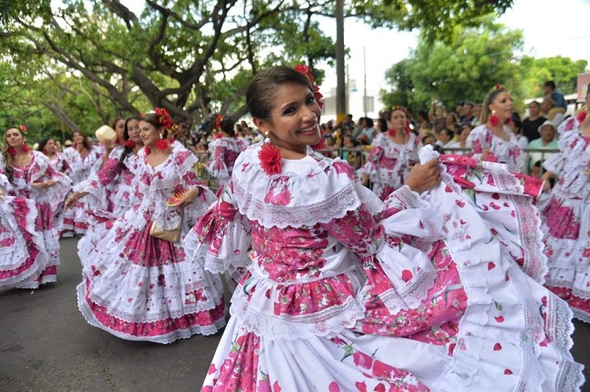 Las principales vías de Valledupar se vieron engalanadas con el desfile de apertura del festival. Fotos: Cortesía Fundación Festival de la Leyenda Vallenato.